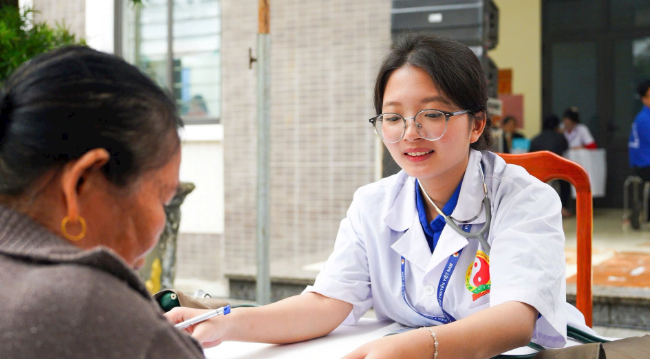 Học viện Y - Dược học cổ truyền Việt Nam khám, cấp phát thuốc miễn phí cho 2.500 người dân